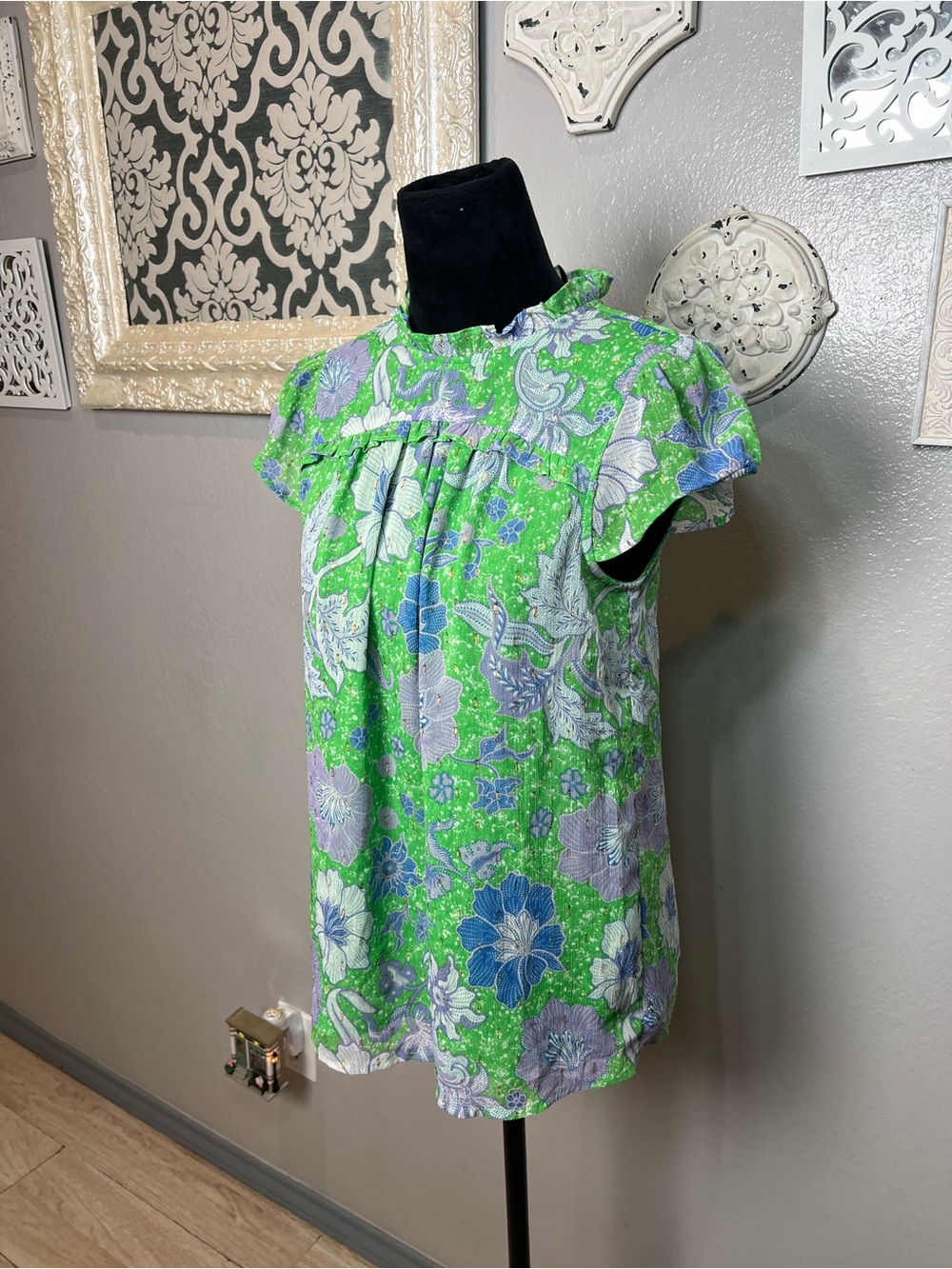 Green Floral Short-Sleeve Peasant Top - Picture 5 of 13